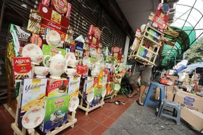 Pedagang membuat parcel  di kawasan Cikini, Jakarta Pusat, Selasa (4/5/2021).