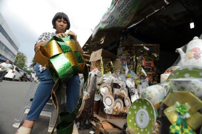 Pedagang membuat parcel  di kawasan Cikini, Jakarta Pusat, Selasa (4/5/2021).