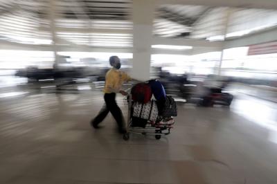 Sejumlah calon penumpang memasukkan barang bawaan ke dalam bagasi bus di Terminal Bus Terpadu Pulo Gebang, Jakarta, Selasa (4/5/2021).