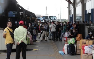 Sejumlah calon penumpang memasukkan barang bawaan ke dalam bagasi bus di Terminal Bus Terpadu Pulo Gebang, Jakarta, Selasa (4/5/2021).