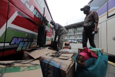 Sejumlah calon penumpang memasukkan barang bawaan ke dalam bagasi bus di Terminal Bus Terpadu Pulo Gebang, Jakarta, Selasa (4/5/2021).