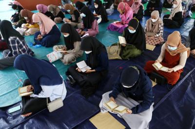 Peserta didik SMP dan SMA Sekolah Islam SHAFTA menyimak bacaan Alquran ketika mengikuti Khotmil Quran di Sekolah Islam SHAFTA, Surabaya, Selasa (4/5/2021).