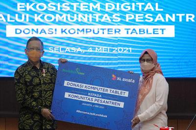 Menkopolhukam Mohammad Mahfud MD dan Presiden Direktur & CEO XL Axiata Dian Siswarini saat acara donasi laptop kepada pesantren di Jakarta, Selasa (4/5/2021).