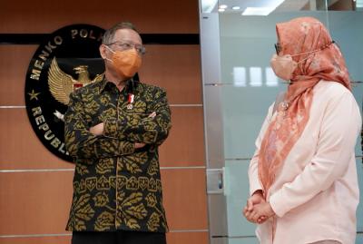 Menkopolhukam Mohammad Mahfud MD dan Presiden Direktur & CEO XL Axiata Dian Siswarini saat acara donasi laptop kepada pesantren di Jakarta, Selasa (4/5/2021).