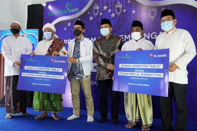 Menkopolhukam Mohammad Mahfud MD dan Presiden Direktur & CEO XL Axiata Dian Siswarini saat acara donasi laptop kepada pesantren di Jakarta, Selasa (4/5/2021).