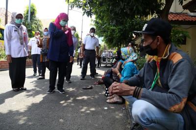 Gubernur Jatim Khofifah Indar Parawansa berdialog dengan PMI yang menjalani karantina di Asrama Haji Sukolilo Surabaya, Jawa Timur, Rabu (5/5/2021).