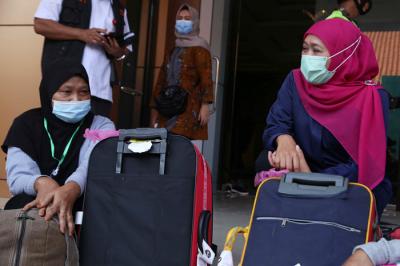 Gubernur Jatim Khofifah Indar Parawansa berdialog dengan PMI yang menjalani karantina di Asrama Haji Sukolilo Surabaya, Jawa Timur, Rabu (5/5/2021).