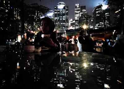 Pengunjung menikmati berbuka puasa dengan tetap mematuhi protokol kesehatan di hutan Kota Plataran Senayan, Jakarta Pusat, Rabu (5/5/2021).