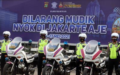 Anggota kepolisian Polda Metro Jaya saat apel Operasi Ketupat di Polda Metro Jaya, Jakarta, Rabu (5/5/2021).
