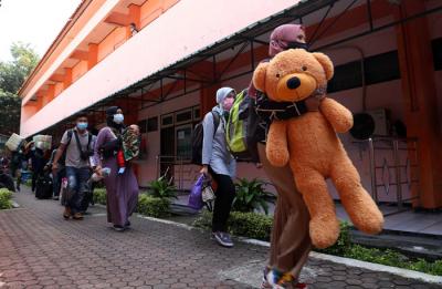 Pekerja Migran Indonesia yang dinyatakan negatif Covid-19 bersiap meninggalkan tempat karantina di Asrama Haji Sukolilo Surabaya, Jawa Timur, Rabu (5/5/2021).