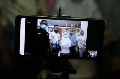Siswa SD Al Falah Surabaya melakukan Scan QRIS ketika membayar infaq dan sedekah Ramadan di SD Al Falah Surabaya, Jawa Timur, Rabu (5/5/2021).