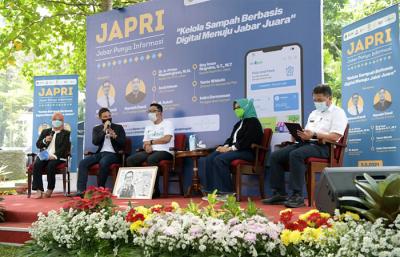 Peluncuran â€œKelola Sampah Berbasis Digital Menuju Jabar Juara Bersama Octopusâ€ dalam acara Jabar Punya Informasi di Kota Bandung, Rabu (5/5/2021).
