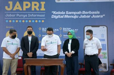 Peluncuran â€œKelola Sampah Berbasis Digital Menuju Jabar Juara Bersama Octopusâ€ dalam acara Jabar Punya Informasi di Kota Bandung, Rabu (5/5/2021).