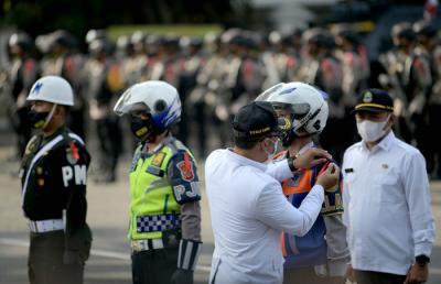 Gubernur Jawa Barat Ridwan Kamil memimpin Apel Gelar Pasukan Operasi Ketupat Lodaya di depan Gedung Sate, Kota Bandung, Jawa Barat, Rabu (5/5/2021).
