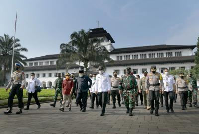 Gubernur Jawa Barat Ridwan Kamil memimpin Apel Gelar Pasukan Operasi Ketupat Lodaya di depan Gedung Sate, Kota Bandung, Jawa Barat, Rabu (5/5/2021).