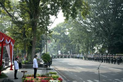 Gubernur Jawa Barat Ridwan Kamil memimpin Apel Gelar Pasukan Operasi Ketupat Lodaya di depan Gedung Sate, Kota Bandung, Jawa Barat, Rabu (5/5/2021).