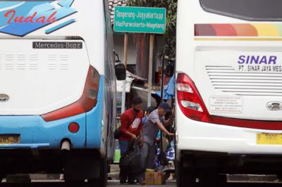 Pemudik menunggu keberangkatan Bus di Terminal Bus Poris Plawad, Tangerang, Banten, Rabu (5/5/2021).
