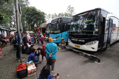 Pemudik menunggu keberangkatan Bus di Terminal Bus Poris Plawad, Tangerang, Banten, Rabu (5/5/2021).