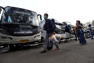 Pemudik menunggu keberangkatan Bus di Terminal Bus Poris Plawad, Tangerang, Banten, Rabu (5/5/2021).