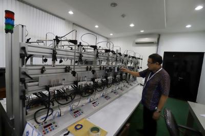 General Manager PLN Pusat Sertifikasi Septa Hamid mengecek alat SPKLU yang akan diuji sertifikasi di Kantor PLN Pusertif, Jakarta, Kamis (6/5/2021).