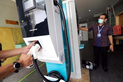 General Manager PLN Pusat Sertifikasi Septa Hamid mengecek alat SPKLU yang akan diuji sertifikasi di Kantor PLN Pusertif, Jakarta, Kamis (6/5/2021).