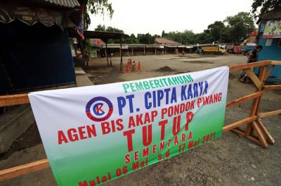 Suasana agen pool Bus AKAP tutup di kawasan Pondok Pinang, Jakarta, Kamis (6/5/2021).