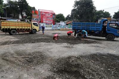 Suasana agen pool Bus AKAP tutup di kawasan Pondok Pinang, Jakarta, Kamis (6/5/2021).