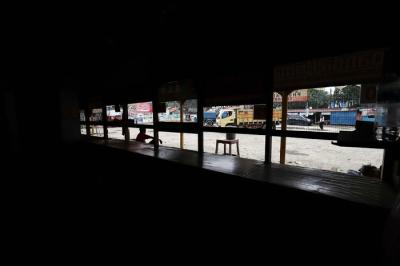 Suasana agen pool Bus AKAP tutup di kawasan Pondok Pinang, Jakarta, Kamis (6/5/2021).