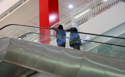 Suasana di salah satu pusat perbelanjaan di kawasan, Jakarta Timur, Kamis (6/5/2021).