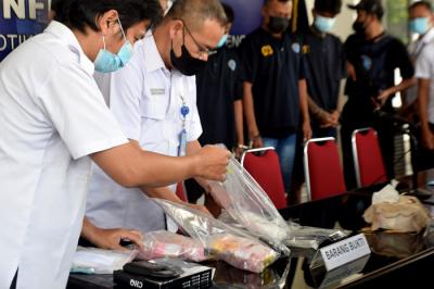 Pengungkapan kasus narkotika jaringan Jepara-Pati-Magelang-Banyumas, di Kantor BNNP Jateng, Semarang, Jawa Tengah, Kamis (6/5/2021).