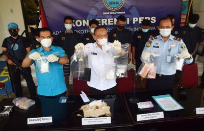 Pengungkapan kasus narkotika jaringan Jepara-Pati-Magelang-Banyumas, di Kantor BNNP Jateng, Semarang, Jawa Tengah, Kamis (6/5/2021).