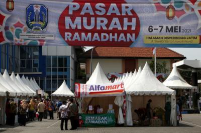 Pasar Murah ini dibuka untuk seluruh masyarakat umum dengan menjual kebutuhan pokok antara lain beras, gula, minyak goreng, telor serta makanan dan minuman.