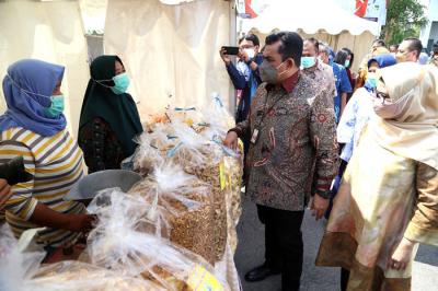 Pasar Murah ini dibuka untuk seluruh masyarakat umum dengan menjual kebutuhan pokok antara lain beras, gula, minyak goreng, telor serta makanan dan minuman.