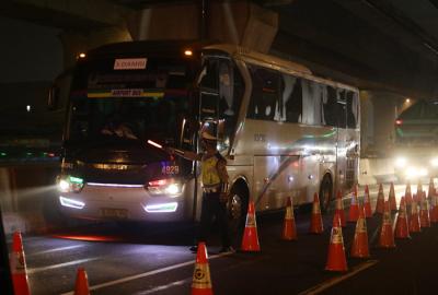Petugas Kepolisian melakukan pemeriksaan saat penyekatan kendaraan di tol Cikampek KM. 31, Cikarang Barat, Kabupaten Bekasi, Jawa Barat, Kamis (6/5/2021).