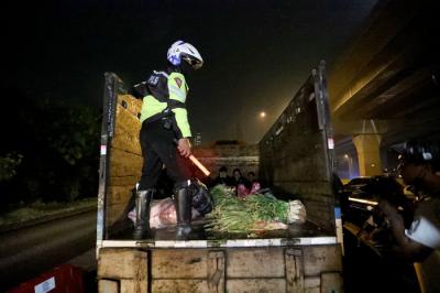 Petugas Kepolisian melakukan pemeriksaan saat penyekatan kendaraan di tol Cikampek KM. 31, Cikarang Barat, Kabupaten Bekasi, Jawa Barat, Kamis (6/5/2021).