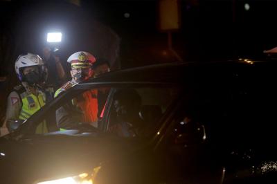 Petugas Kepolisian melakukan pemeriksaan saat penyekatan kendaraan di tol Cikampek KM. 31, Cikarang Barat, Kabupaten Bekasi, Jawa Barat, Kamis (6/5/2021).