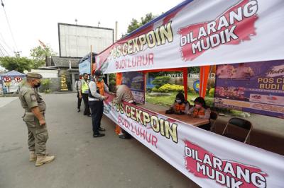 Petugas gabungan mengatur lalu lintas hari pertama penyekatan larangan mudik di perbatasan Jakarta-Tangerang di Jalan Ciledug Raya, Jakarta, Kamis (6/5/2021).