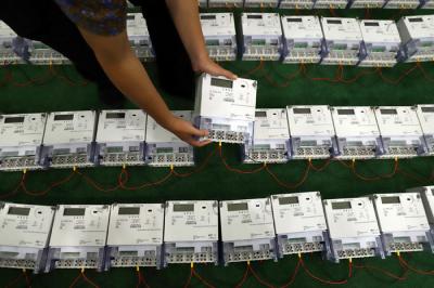 Petugas PLN Pusertif mengecek pengujian akurasi Kwh meter laboratorium Kwh meter di kantor PLN Pusertif, Jakarta, Kamis (6/5/2021).