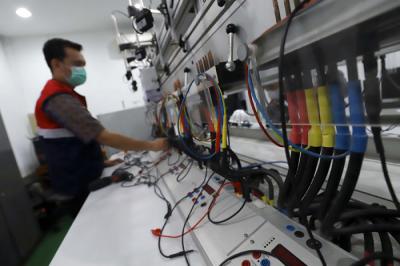 Petugas PLN Pusertif mengecek pengujian akurasi Kwh meter laboratorium Kwh meter di kantor PLN Pusertif, Jakarta, Kamis (6/5/2021).