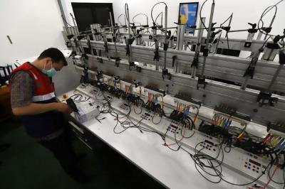 Petugas PLN Pusertif mengecek pengujian akurasi Kwh meter laboratorium Kwh meter di kantor PLN Pusertif, Jakarta, Kamis (6/5/2021).