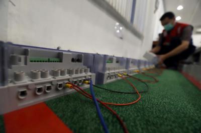 Petugas PLN Pusertif mengecek pengujian akurasi Kwh meter laboratorium Kwh meter di kantor PLN Pusertif, Jakarta, Kamis (6/5/2021).
