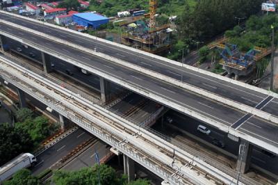 Jalan Tol Layang Sheikh Mohamed Bin Zayed (MBZ) sepi dari pengendara di kawasan Kota Bekasi, Jawa Barat, Kamis (6/5/2021).