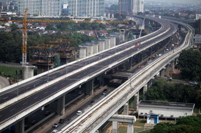 Jalan Tol Layang Sheikh Mohamed Bin Zayed (MBZ) sepi dari pengendara di kawasan Kota Bekasi, Jawa Barat, Kamis (6/5/2021).