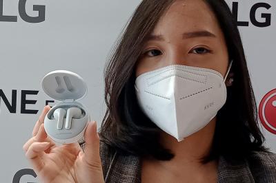 Model menunjukkan seri earbud terbaru LG Tone Free yang telah beredar luas di pasaran di Jakarta, Jumat (7/5/2021).