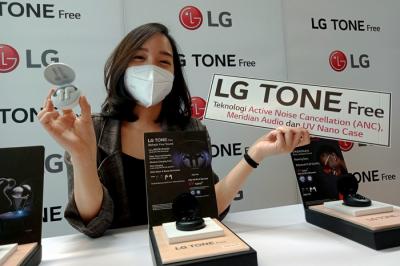 Model menunjukkan seri earbud terbaru LG Tone Free yang telah beredar luas di pasaran di Jakarta, Jumat (7/5/2021).