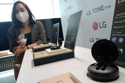 Model menunjukkan seri earbud terbaru LG Tone Free yang telah beredar luas di pasaran di Jakarta, Jumat (7/5/2021).