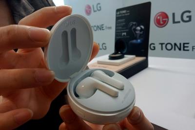 Model menunjukkan seri earbud terbaru LG Tone Free yang telah beredar luas di pasaran di Jakarta, Jumat (7/5/2021).