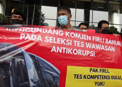Anggota Koalisi Masyarakat Sipil Antikorupsi melakukan aksi unjuk rasa di depan Gedung Merah Putih KPK, Jakarta, Jumat (7/5/2021).