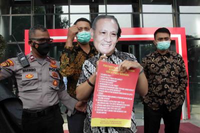 Anggota Koalisi Masyarakat Sipil Antikorupsi melakukan aksi unjuk rasa di depan Gedung Merah Putih KPK, Jakarta, Jumat (7/5/2021).