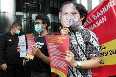 Anggota Koalisi Masyarakat Sipil Antikorupsi melakukan aksi unjuk rasa di depan Gedung Merah Putih KPK, Jakarta, Jumat (7/5/2021).